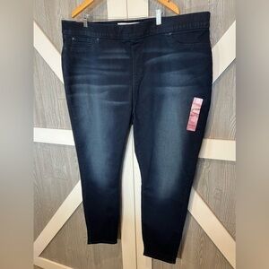 B10.18. Signature by Levi Strauss & Co. Gold Label Totally Shaping Pull-on Jeans